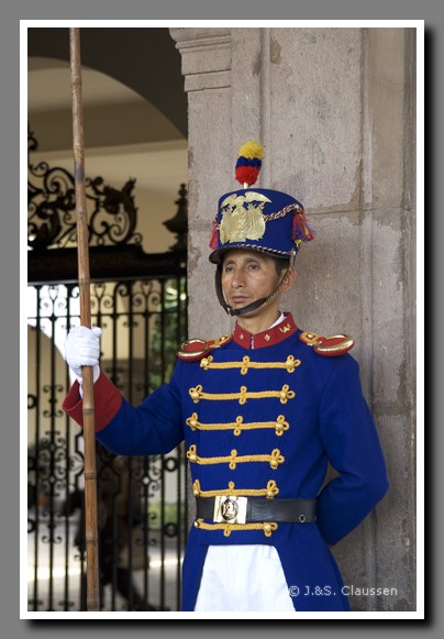 011_S_Quito-Palastwache_0832